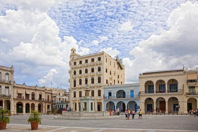 Colonial architectura Plaza Vieja Old Havana.jpg